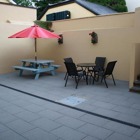 Luxury Townhouse -Free Private Parking- 2 Bedrooms Both En-Suite -Sleeps 5 - Fully Equipped Kitchen, Dining Room- Living Room With Tv Dvd Outside Courtyard With Seating - Fast Wi-Fi- 2-Minute Walk To Town Centre Киларни Екстериор снимка