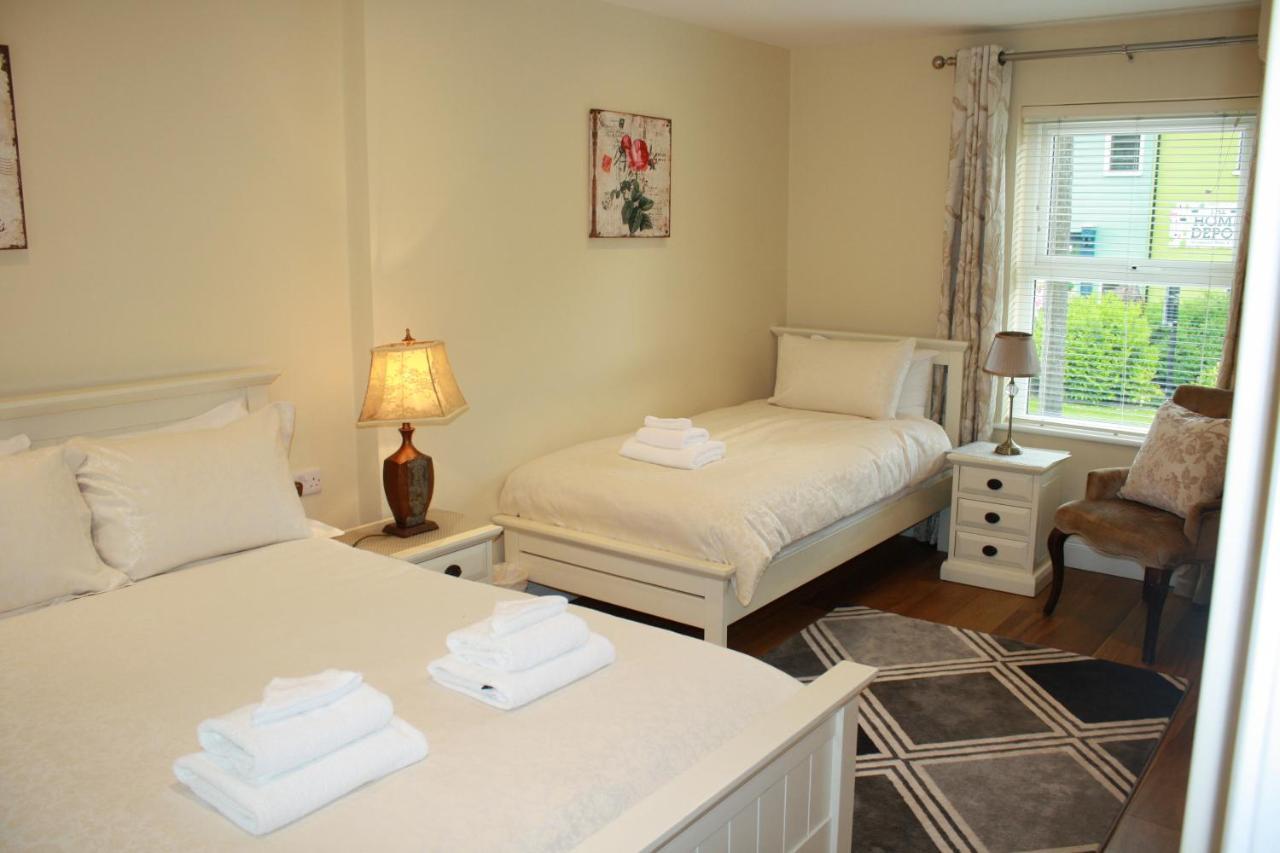 Luxury Townhouse -Free Private Parking- 2 Bedrooms Both En-Suite -Sleeps 5 - Fully Equipped Kitchen, Dining Room- Living Room With Tv Dvd Outside Courtyard With Seating - Fast Wi-Fi- 2-Minute Walk To Town Centre Киларни Екстериор снимка