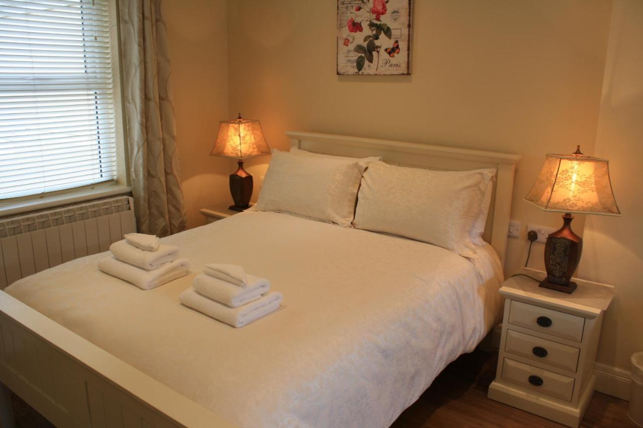 Luxury Townhouse -Free Private Parking- 2 Bedrooms Both En-Suite -Sleeps 5 - Fully Equipped Kitchen, Dining Room- Living Room With Tv Dvd Outside Courtyard With Seating - Fast Wi-Fi- 2-Minute Walk To Town Centre Киларни Екстериор снимка