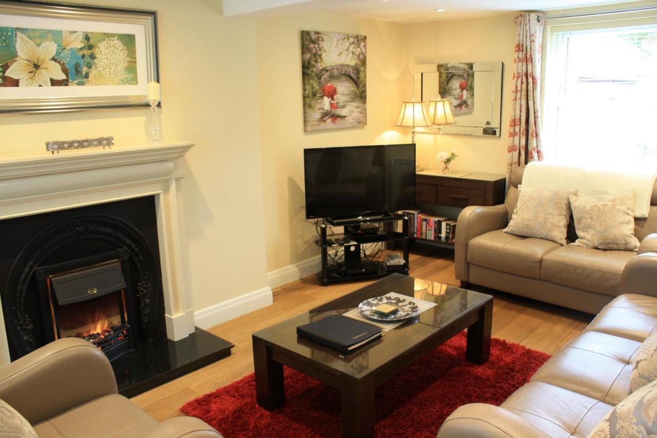 Luxury Townhouse -Free Private Parking- 2 Bedrooms Both En-Suite -Sleeps 5 - Fully Equipped Kitchen, Dining Room- Living Room With Tv Dvd Outside Courtyard With Seating - Fast Wi-Fi- 2-Minute Walk To Town Centre Киларни Екстериор снимка