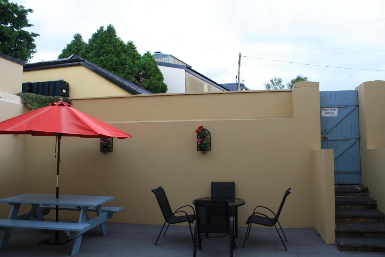 Luxury Townhouse -Free Private Parking- 2 Bedrooms Both En-Suite -Sleeps 5 - Fully Equipped Kitchen, Dining Room- Living Room With Tv Dvd Outside Courtyard With Seating - Fast Wi-Fi- 2-Minute Walk To Town Centre Киларни Екстериор снимка